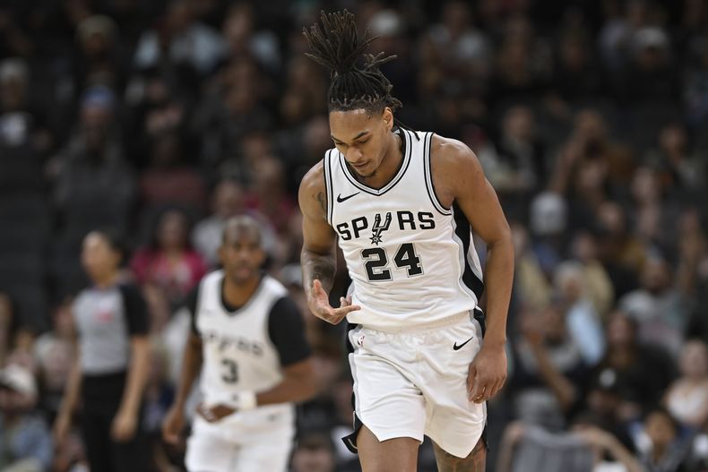 El escolta de los Spurs de San Antonio, Devin Vassell (24), celebra una canasta de 3 puntos durante la primera mitad de un partido de baloncesto de la NBA contra los Nets de Brooklyn, el martes 4 de marzo de 2025, en San Antonio. (AP Foto/Darren Abate)