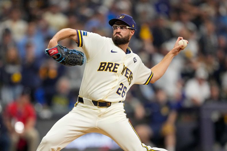 El pitcher de los Cerveceros de Milwaukee Aaron Ashby lanza en la séptima entrada en el juego 1 de la Serie Mundial ante los Rays de Tampa Bay el viernes 23 de octubre del 2026. (AP Foto/Ashley Landis)