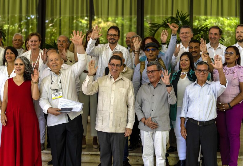 Representantes del gobierno colombiano y miembros del Ejército de Liberación Nacional (ELN) posan para una foto en la inauguración del tercer ciclo de negociaciones de paz entre el grupo guerrillero y el gobierno colombiano en La Habana, Cuba, el martes 2 de mayo de 2023. (AP Foto/Ramón Espinosa)