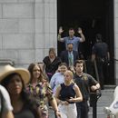 Funcionarios del gobierno salen del edificio de oficinas Russell del Senado, el miércoles 2 de agosto de 2023, en el Capitolio, en Washington, luego de que la policía recibió una llamada sobre una persona armada en el sitio. (AP Foto/J. Scott Applewhite)