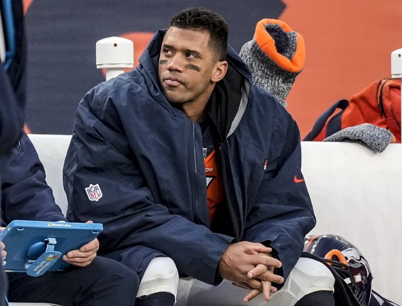 ARCHIVO - Russell Wilson, quarterback de los Broncos de Denver, está en la banca durante la segunda mitad del juego de la NFL en contra de los Chargers de Los Ángeles, el domingo 31 de diciembre de 2023, en Denver. Wilson llegó a un acuerdo para firmar por un año con los Steelers de Pittsburgh, dijo una persona con conocimiento de los detalles a The Associated Press el domingo 10 de marzo de 2024 por la noche. (AP Foto/David Zalubowski, Archivo)