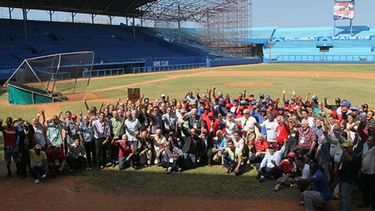 americateve | El coloquio por la reapertura del Salón de la Fama del Béisbol cubano otorgó el Premio Martín Dihigo a Fidel Castro. Dedicaron el evento a los ?Cinco Héroes? (espías de la Red Avispa)