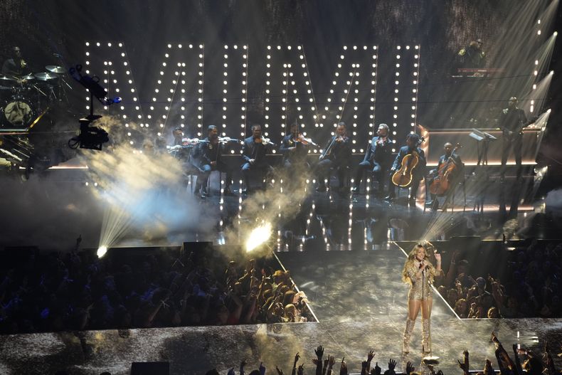 Mariah Carey interpreta un popurrí durante los Premios MTV a los Videos Musicales el domingo 7 de septiembre de 2025 en la Arena UBS en Elmont, Nueva York. (Foto Charles Sykes/Invision/AP)