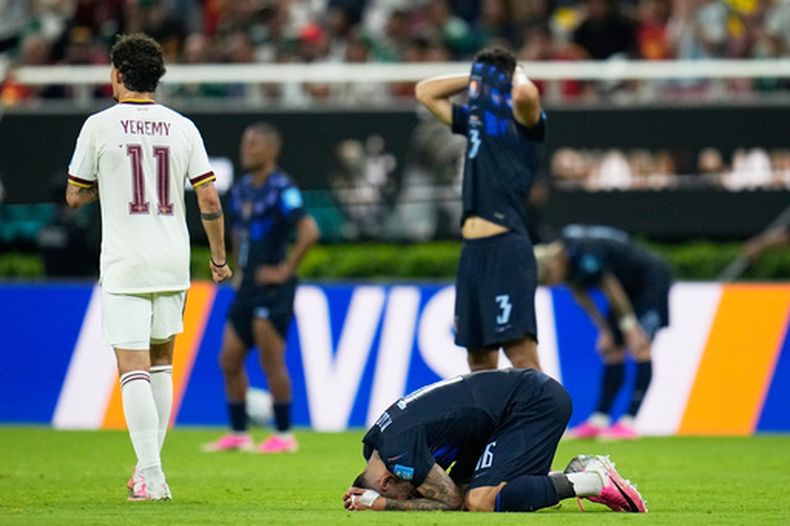 Mathías Olivera, de Uruguay, se lamenta por la eliminación en el Mundial ante España, el viernes 26 de junio de 2026 en Guadalajara, México (AP Foto/Ricardo Mazalan)