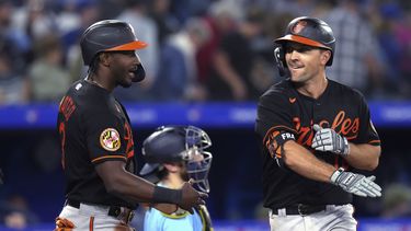 Adam Frazier, derecha, de los Orioles de Baltimore, celebra su cuadrangular de dos carreras en contra de los Azulejos de Toronto con Jorge Mateo durante la novena entrada del juego de béisbol, el viernes 19 de mayo de 2023, en Toronto. (Chris Young/The Canadian Press vía AP)