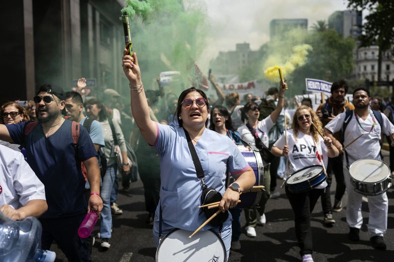 Trabajadores de hospitales públicos protestan por mayores salarios en la Plaza de Mayo en Buenos Aires, Argentina, el martes 8 de octubre de 2024. (AP Foto/Rodrigo Abd)