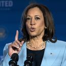 Autobuses con migrantes frente a la casa de Kamala Harris