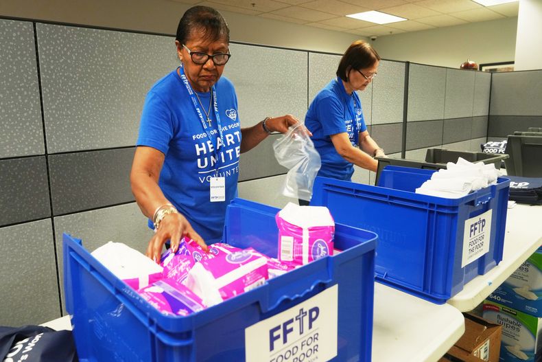 Voluntarias empacan paquetes con productos de higiene femenina para las afectadas por el paso del huracán Melissa por Jamaica, el 30 de octubre de 2025, en el local de Food for the Poor en Coconut Creek, Florida. (AP Foto/Marta Lavandier)