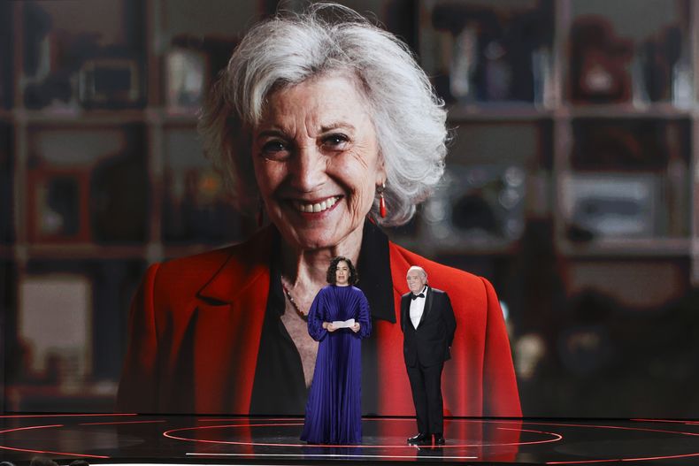 María Isasi, izquierda, rinde homenaje a Marisa Paredes, en la pantalla, junto al presidente de la academia de cine Fernando Méndez-Leite durante la 39a ceremonia de los Premios Goya en Granada, España, el sábado 8 de febrero de 2025, en Granada. (Foto AP/Fermin Rodriguez)