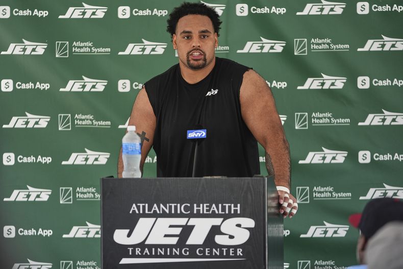 ARCHIVO - El guardia de los Jets de Nueva York, el estadounidense Alijah Vera-Tucker, habla durante una conferencia de prensa en el campo de entrenamiento del equipo de fútbol americano de la NFL el jueves 24 de julio de 2025, en Florham Park, N.J.. (AP Photo/Frank Franklin II, archivo)