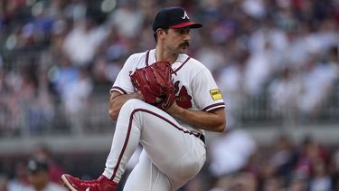 El abridor de los Bravos de Atlanta Spencer Strider en la primera entrada del partido ante los Mellizos de Minnesota, el lunes 26 de junio de 2023, en Atlanta. (AP Foto/John Bazemore)