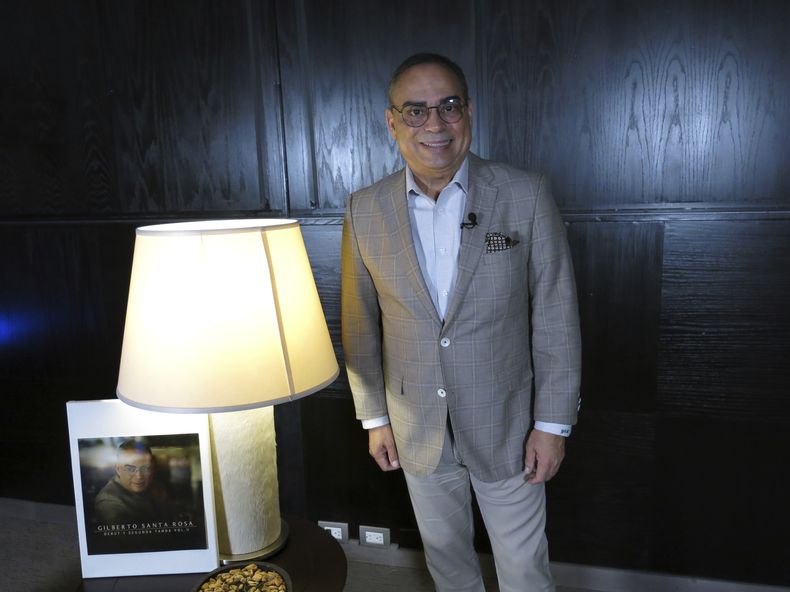 El cantante Gilberto Santa Rosa posa durante una entrevista para promover su álbum Debut y segunda tanda Vol. II, en la Ciudad de México, el martes 29 de octubre de 2024. (Foto AP/Berenice Bautista)
