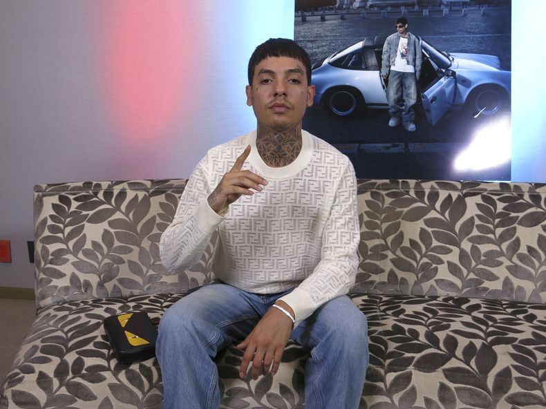 Natanael Cano posa durante una entrevista en la Ciudad de México, el martes 1 de julio de 2025. (Foto AP/Berenice Bautista)
