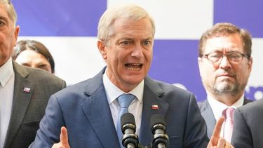 El presidente electo de Chile, José Antonio Kast, habla con la prensa en su oficina en Santiago, Chile, el martes 3 de marzo de 2026. (AP Foto/Esteban Félix)
