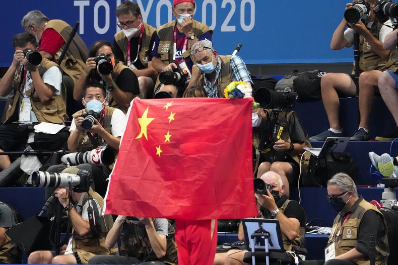 ARCHIVO - Foto del 29 de julio del 2021, despliegan una bandera china durante la final de natación en los Juegos Olímpicos de Tokio. El 20 de abril del 2024, un periódico australiano asegura que los nadadores chinos participaron a pesar de dar positivo en una prueba antidopaje meses antes de la justa. (AP Foto/Charlie Riedel, Archivo)