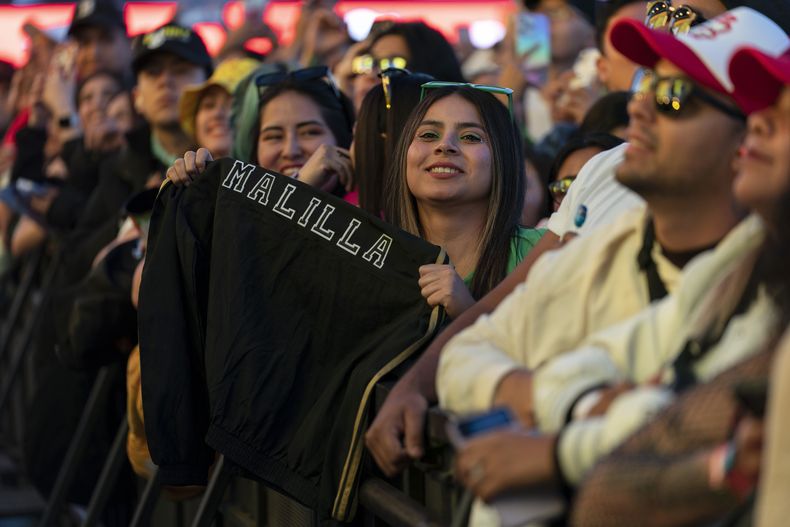 Una fan con una sudadera del cantante mexicano El Malilla durante su concierto en el Coca-Cola Flow Fest en la Ciudad de México el domingo 24 de noviembre de 2024. (Foto AP/Félix Márquez)