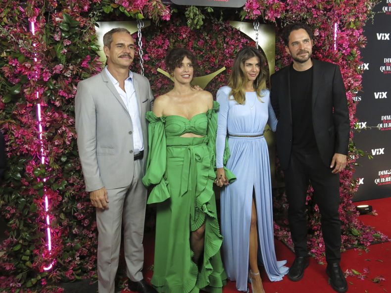 Los actores Tony Dalton, de izquierda a derecha, Angie Cepeda, Stephanie Cayo y Manolo Cardona, posan en la alfombra roja de la película Dime lo que quieres (de verdad) en la Ciudad de México el lunes 24 de julio de 2023. (Foto AP/Berenice Bautista)