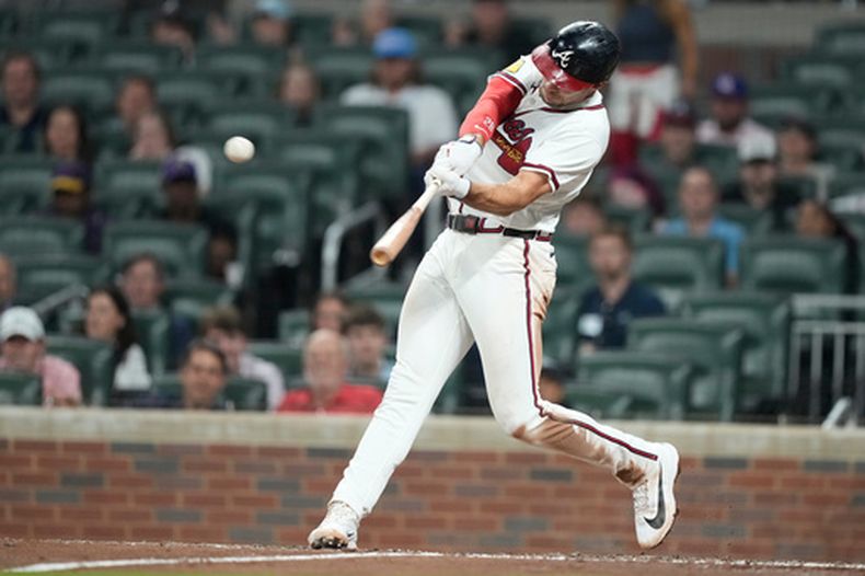Matt Olson (28), de los Atlanta Braves, conecta un jonrón de dos carreras que le da la victoria a su equipo en la novena entrada de un partido de béisbol contra los Detroit Tigers el miércoles 29 de abril de 2026 en Atlanta. (Foto AP/Brynn Anderson)