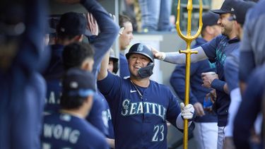 Ty France, de los Marineros de Seattle, festeja en la cueva luego de conseguir un jonrón solitario en el sexto inning del juego ante los Atléticos de Oakland, el jueves 25 de mayo de 2023 (AP Foto/John Froschauer)