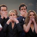 ARCHIVO - La actriz Judith Godreche y activista de MeToo, centro, posa a su llegada al estreno de Furiosa: A Mad Max Saga en la 77a edición del Festival de Cine de Cannes, en Francia el miércoles 15 de mayo de 2024. El director de cine francés Benoît Jacquot fue acusado preliminarmente de violación, agresión sexual y violencia por un juez francés que investiga un caso que involucra actrices como Godrèche. (Foto Andreea Alexandru/Invision/AP, archivo)
