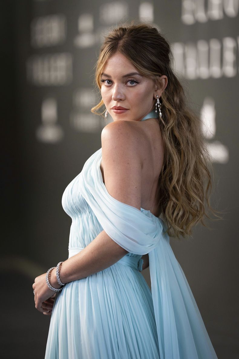 Sydney Sweeney posa para fotógrafos a su llegada al estreno de la película Echo Valley el martes 10 de junio de 2025 en Londres. (Foto Scott A Garfitt/Invision/AP)
