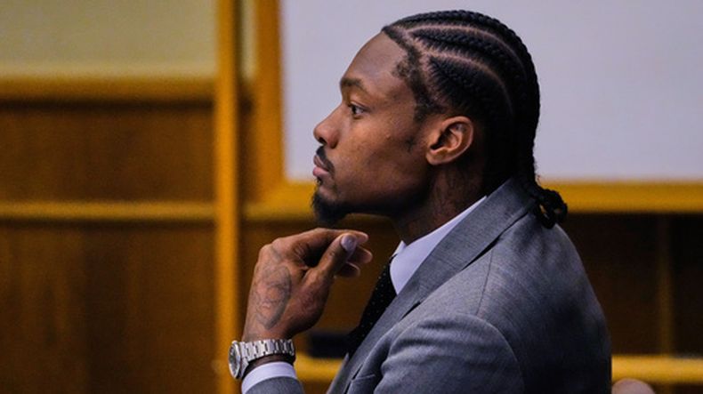 El ex receptor abierto de los Patriots de Nueva Inglaterra, Stefon Diggs, comparece en la corte durante su juicio en el Tribunal del Distrito del Condado de Norfolk, el martes 5 de mayo de 2026, en Dedham, Massachusetts. (Foto AP/Charles Krupa, Pool).