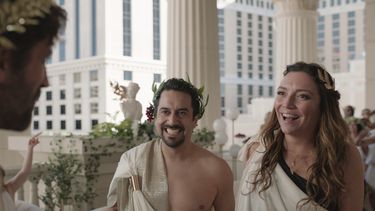 Esta imagen proporcionada por Videocine, Daniel Tovar, a la izquierda, y Regina Blandón en una escena de la película Mirreyes contra Godínez: Las Vegas. (Videocine via AP)