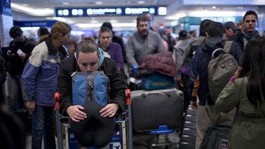 americateve | Pasajeros forman fila en el aeropuerto Jorge Newbery de la ciudad de Buenos Aires, Argentina, el martes 12 de agosto de 2014. Miles de personas permanec&iacute;an varadas en los dos aeropuertos de Buenos Aires por un paro de pilotos de las estatales Aerol