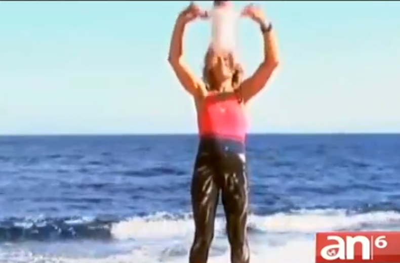 En las redes sociales están circulando unos videos donde una mujer mueve a unos bebés como si se trataran muñecos.