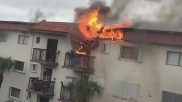 regresan a sus viviendas residentes que fueron evacuados luego de un incendio en su edificio en hialeah