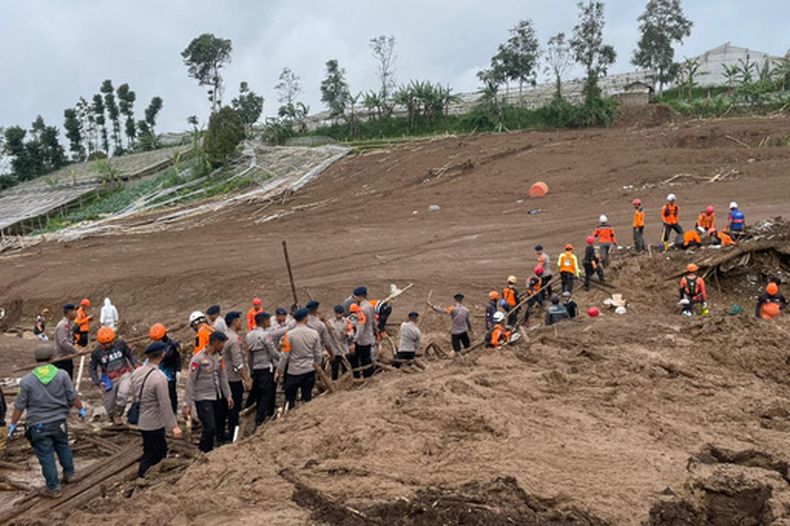 En esta imagen publicada por la Agencia Nacional Indonesia de Búsqueda y Rescate (BASARNAS), rescatistas buscan víctimas en el pueblo de Pasir Langu tras un deslave en el distrito de Bandung Occidental, en la provincia de Java Occidental, Indonesia, el domingo 25 de enero de 2026. (BASARNAS via AP)