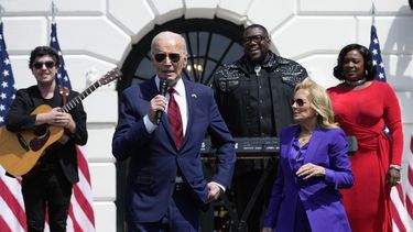 La primera dama Jill Biden y el presidente Joe Biden durante un evento en el jardín sur de la Casa Blanca, en Washington, el miércoles 24 de abril de 2024. (AP Foto/Susan Walsh)