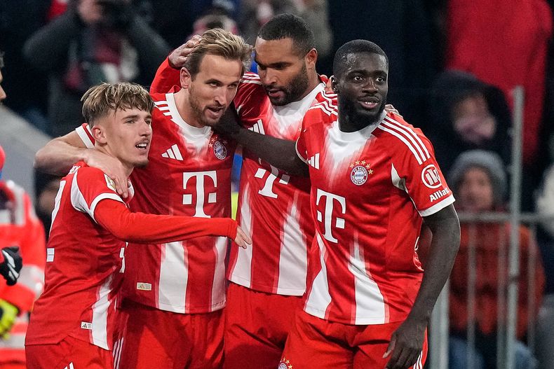 Harry Kane, Dayot Upamecano, Lennart Karl y Jonathan Tah del Bayern Munich celebran tras anotar ante el Freiburg en la Bundesliga el sábado 22 de noviembre del 2025. (AP Foto/Matthias Schrader)