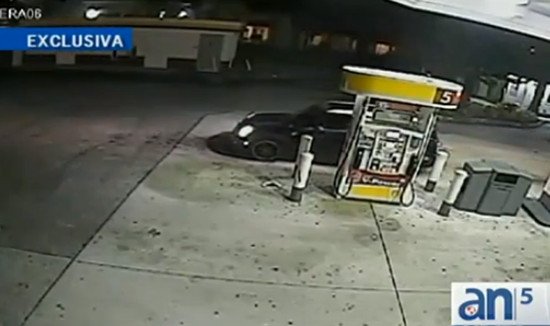 A una mujer le robaron el auto en el complejo residencial donde vive en el SW de Miami. Los sospechosos fueron captados en video.