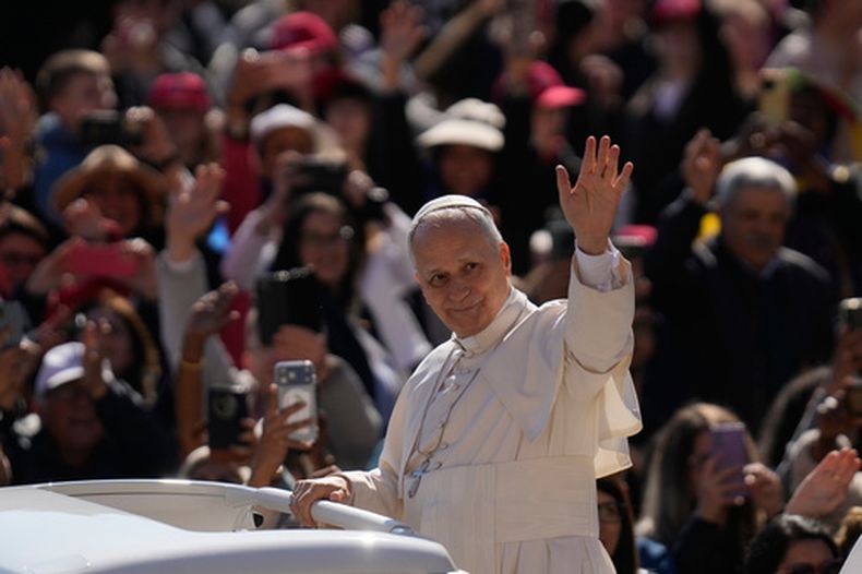 El papa León XIV saluda a su llegada a su audiencia semanal en la Plaza de San Pedro, el miércoles 8 de abril de 2026, en el Vaticano. (AP Foto/Gregorio Borgia)