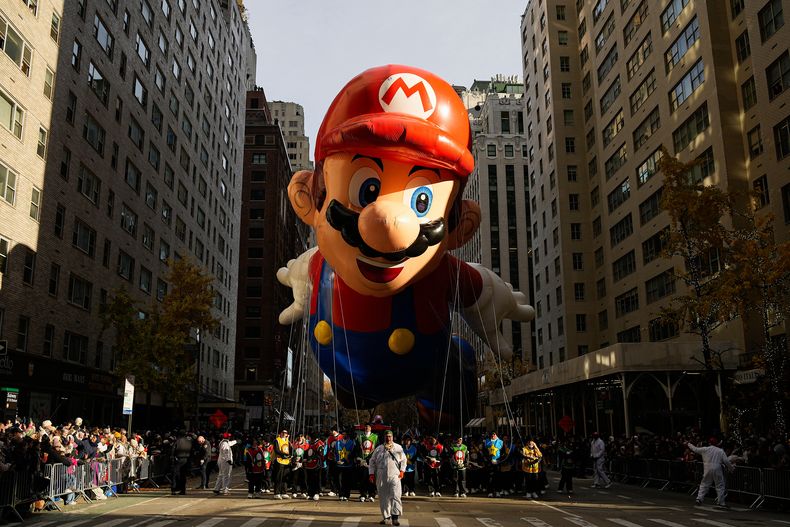 El globo de Mario flota por la Sexta Avenida durante el Desfile del Día de Acción de Gracias de Macys, el jueves 27 de noviembre de 2025, en Nueva York. (Foto AP/Eduardo Munoz Alvarez)