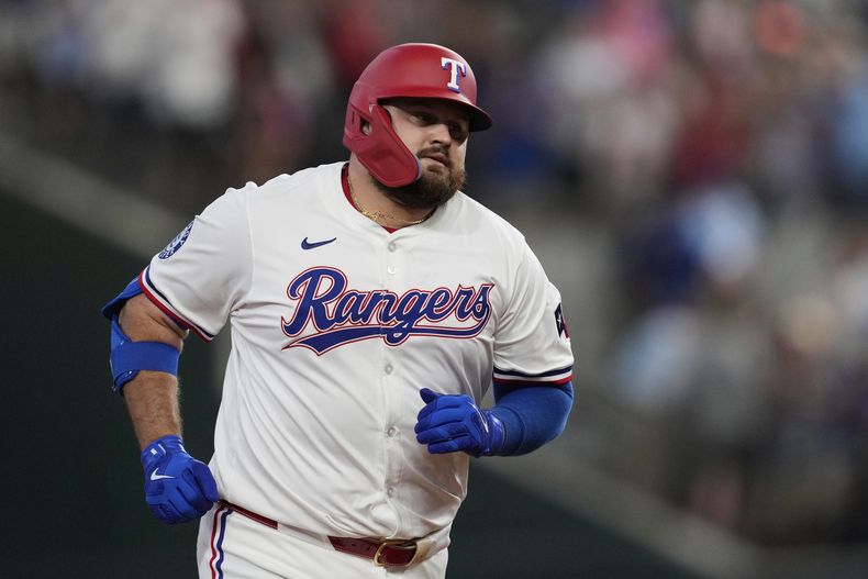 El mexicano Rowdy Téllez, de los Rangers de Texas, recorre las bases luego de batear un jonrón de tres carreras ante los Tigres de Detroit, el sábado 19 de julio de 2025 (AP Foto/Tony Gutiérrez)