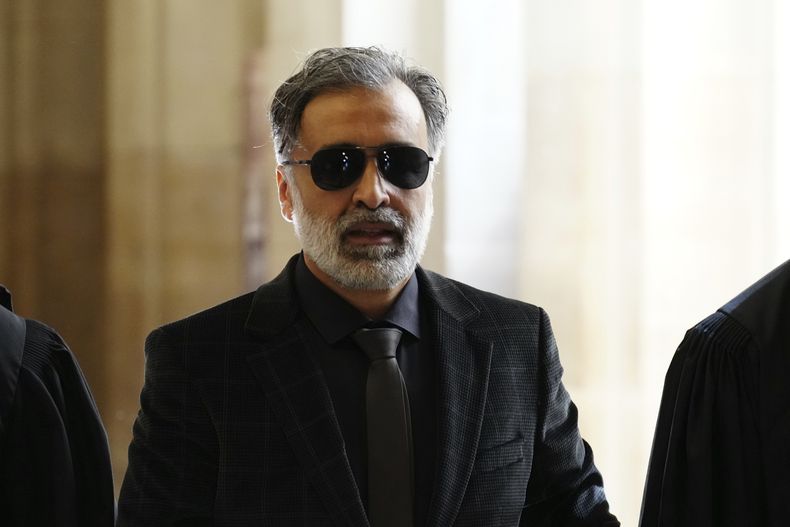 Abderrahmane Ouatiki, quien trabajaba como recepcionista de hotel y supuestamente fue retenido a punta de pistola por los ladrones durante el robo a mano armada contra Kim Kardashian en 2016, llega al Palacio de Justicia el lunes 28 de abril de 2025 en París. (Foto AP/Aurelien Morissard)