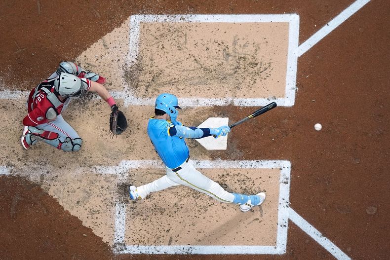 Christian Yelich, de los Cerveceros de Milwaukee, batea un doble durante la tercera entrada del juego de béisbol de Grandes Ligas contra los Rojos de Cincinnati, el viernes 26 de septiembre de 2025, en Milwaukee. (AP Foto/Morry Gash)