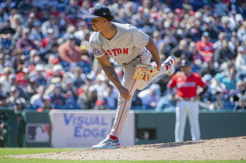 El abridor de los Medias Rojas de Boston Brayan Bello lanza en la cuarta entrada del encuentro ante los Guardianes de Cleveland el domingo 27 de abril del 2025. (AP Foto/Phil Long)