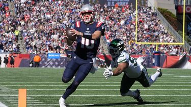 El quarterback de los Patriots de Nueva Inglaterra Drake Maye corre para anotar frente al linebacker de los Jets de Nueva York Chazz Surratt en el encuentro del domingo 27 de octubre del 2024. (AP Foto/Michael Dwyer)