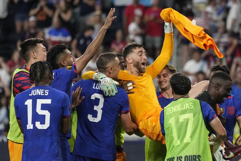 El portero de la selección de Estados Unidos, Matt Turner (1), es felicitado por sus compañeros después de parar dos penaltis en la tanda de desempate en los cuartos de final en partido de fútbol de la Copa Oro de CONCACAF frente a Canadá, el domingo 9 de julio de 2023, en Cincinnati. Estados Unidos jugará semifinales ante Panamá y México contra Jamaica, el próximo miércoles por el pase a la final. (AP Foto/Michael Conroy)