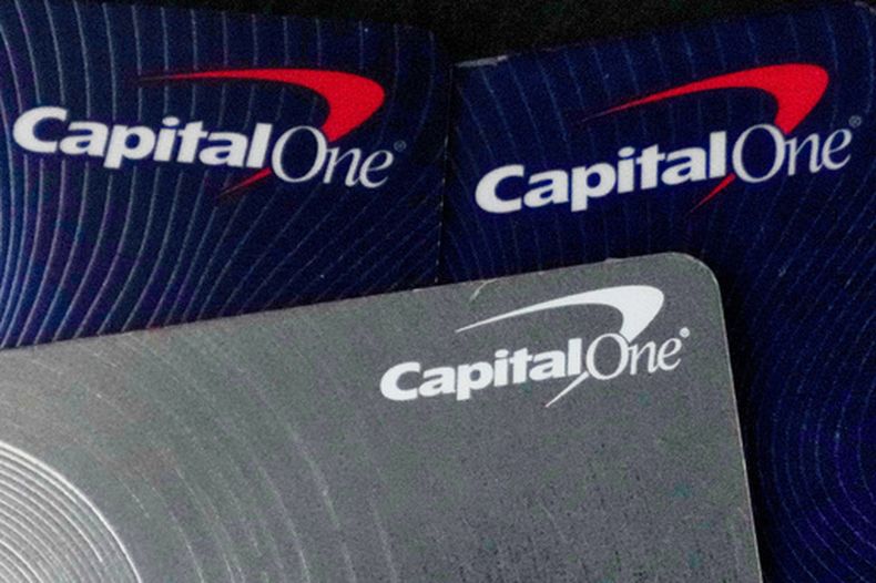 Tarjetas de crédito Capital One se muestran en Mount Prospect, Illinois, el 20 de febrero de 2024. (Foto AP/Nam Y. Huh, Archivo)