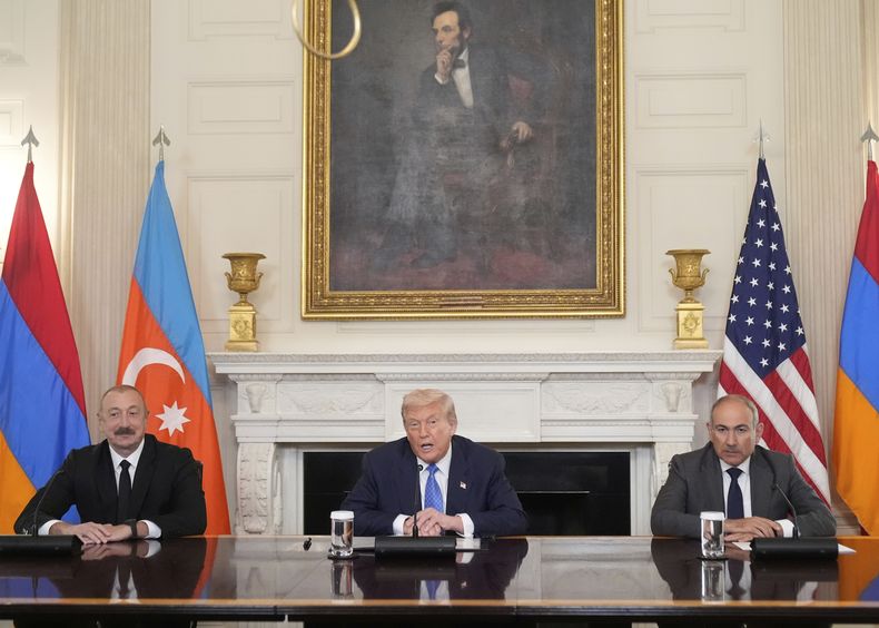 El presidente de Estados Unidos, Donald Trump, centro, en la ceremonia de firma trilateral con el presidente de Azerbaiyán, Ilham Aliyev, izquierda, y el primer ministro de Armenia, Nikol Pashinyan, en el Comedor de Estado de la Casa Blanca, el viernes 8 de agosto de 2025, en Washington. (AP Foto/Mark Schiefelbein)