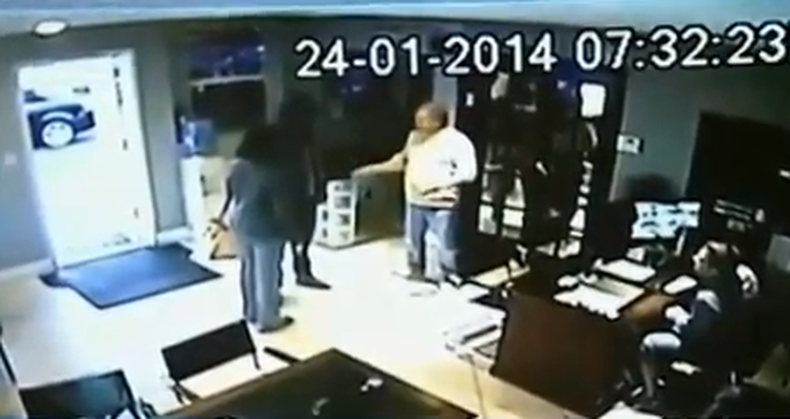 Un cliente le parte la cara a un empleado de un concesionario de autos.