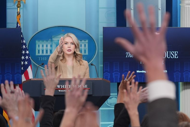 La secretaria de prensa de la Casa Blanca, Karoline Leavitt, habla durante una rueda de prensa en la Casa Blanca, en Washington, el lunes 1 de diciembre de 2025. (AP Foto/Evan Vucci)