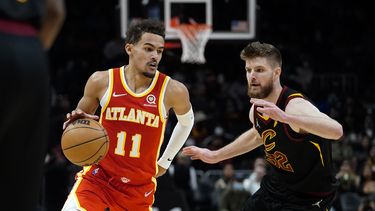 Young da show de 41 puntos; Hawks vencen a Cavs