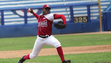 uno de los mejores pitchers que quedaba en cuba sale en busca de un futuro en la mlb