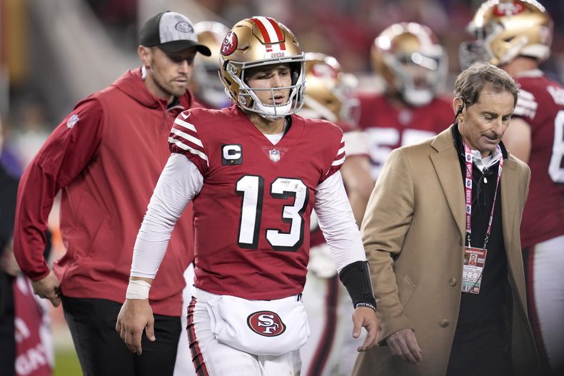 Brock Purdy, quarterback de los 49ers de San Francisco, abandona el terreno durante la segunda mitad del partido ante los Ravens de Baltimore, el lunes 25 de diciembre de 2023 (AP Foto/Godofredo A. Vásquez)