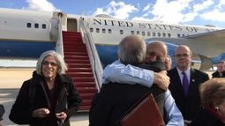 video: la emocion de alan gross cuando su avion salio del espacio aereo cubano
